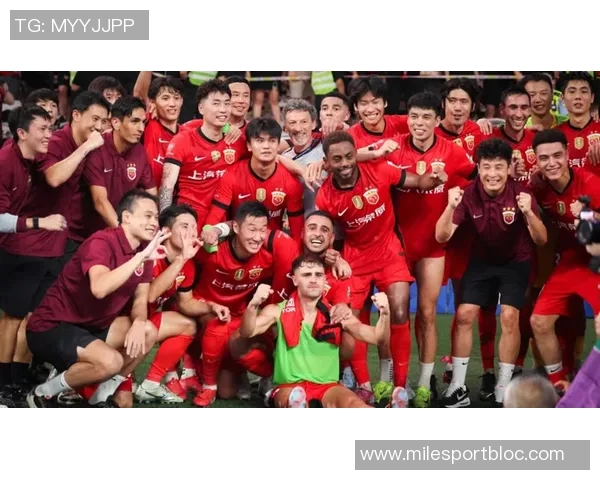 海港队训练照曝光加布里埃尔热情竖大拇指展现团队士气 海港队训练照曝光加布里埃尔热情竖大拇指展现团队士气