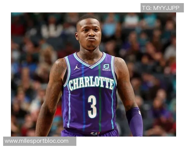 罗齐尔出庭时手铐脚镣加身穿着黄蜂队连帽衫引发关注