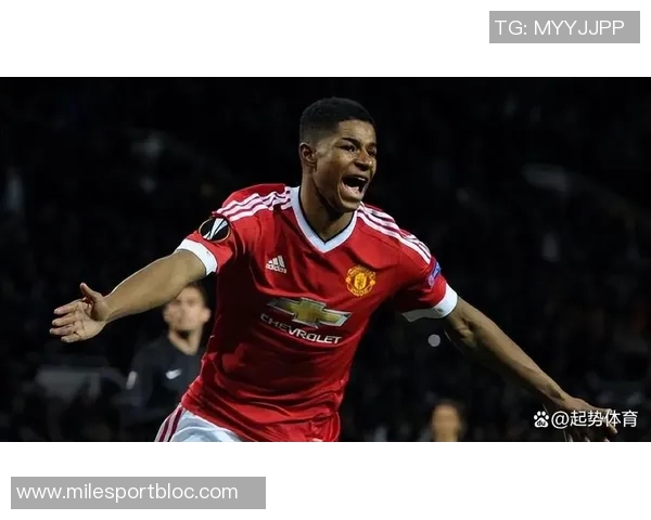 拉什福德在家观看阿斯顿维拉欧联比赛表达对老东家的支持与情感