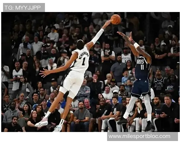 汤爹盛赞联盟顶尖防守球员文班亚马丹尼尔斯与卡马拉的卓越表现 汤爹盛赞联盟顶尖防守球员文班亚马丹尼尔斯与卡马拉的卓越表现