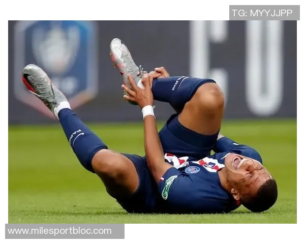 姆巴佩脚踝受伤后仍坚持为国家队出战再度扭伤引发关注