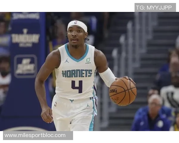 美媒发布AI合成图罗齐尔庭审前手铐黄蜂连帽衫造型引关注